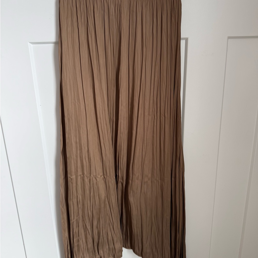 NWOT Zara beige/brown satin crinkle midi skirt. Flowy and flattering, size S. - Picture 3 of 5